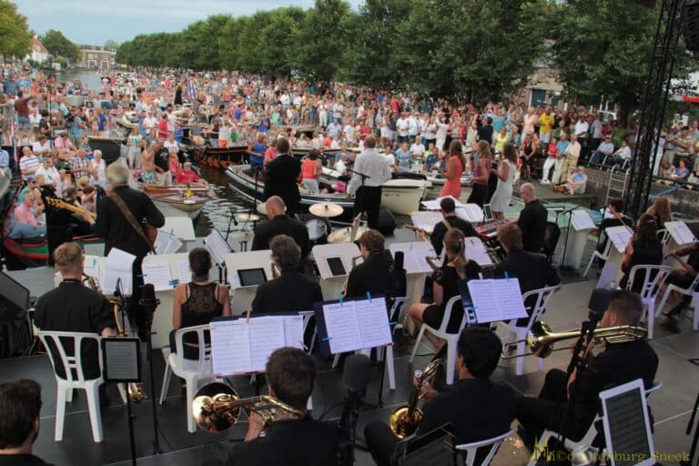 OBW Grachtenconcert sluit UitFestival in Sneek af: ‘op het water, voor het Theater’