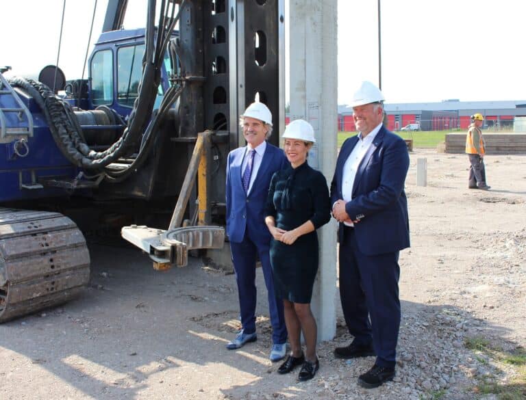 Feestelijke start bouw nieuwbouwpand van A.P. van den Berg