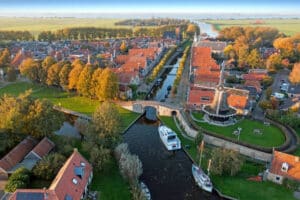 Bedrijfspand aan Skoallestrjitte Easterein maakt plaats voor 5 nieuwe woningen