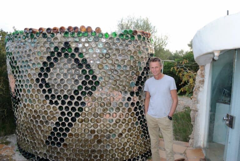 Friezen in den Vreemde-special: Overwinteren op Mallorca, deel 1; De architect die huizen aan helium-ballonnen wilde hangen