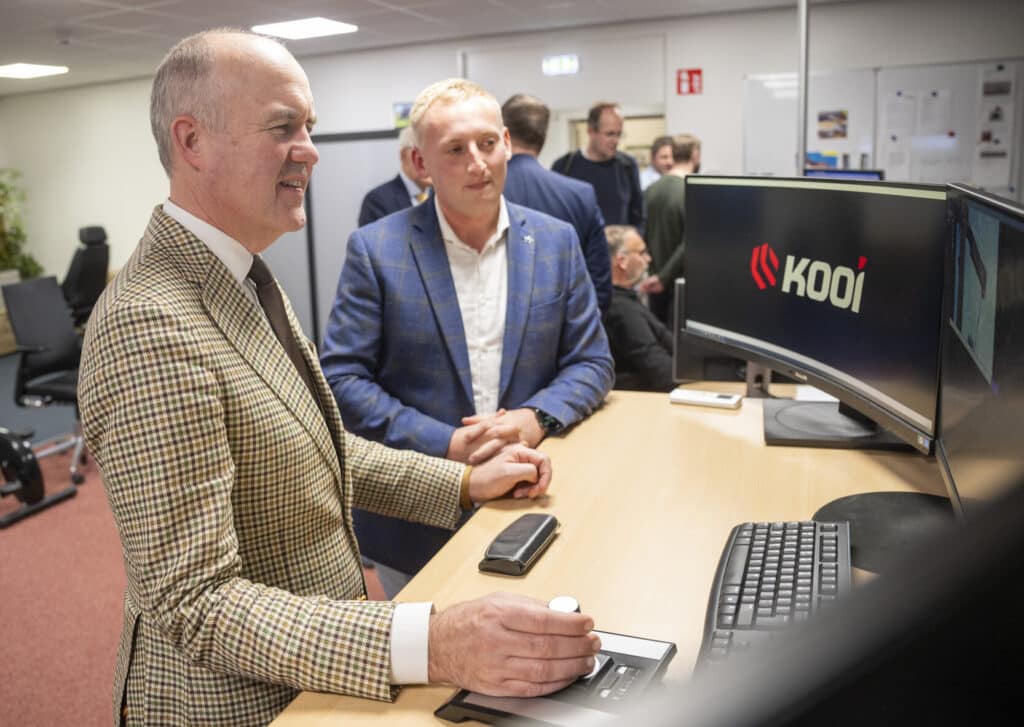 Commissaris van de Koning Arno Brok en burgemeester Jan Rijpstra van Smallingerland bezoeken Kooi Camerabewaking