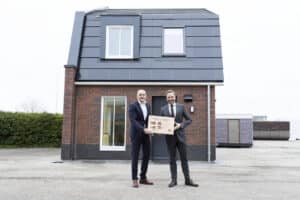 Minister Hugo de Jonge bezoekt als eerste de houten woning van Bouwgroep Dijkstra Draisma die meer CO2 opslaat dan uitstoot