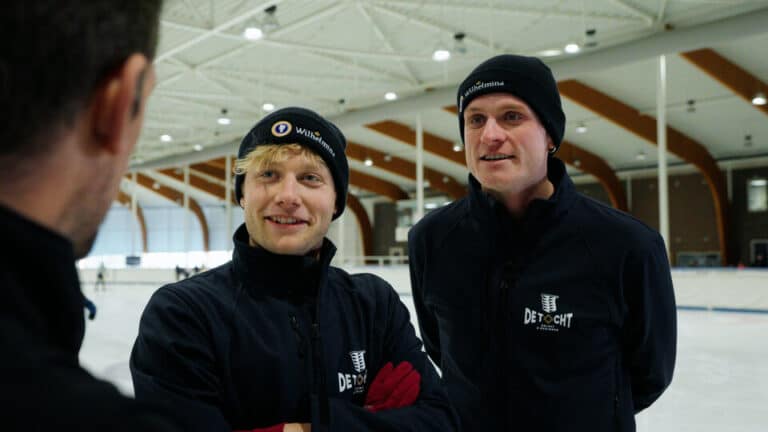 Acteurs uit Musical De Tocht schaatsen alternatieve Elfstedentocht op de Weissensee 