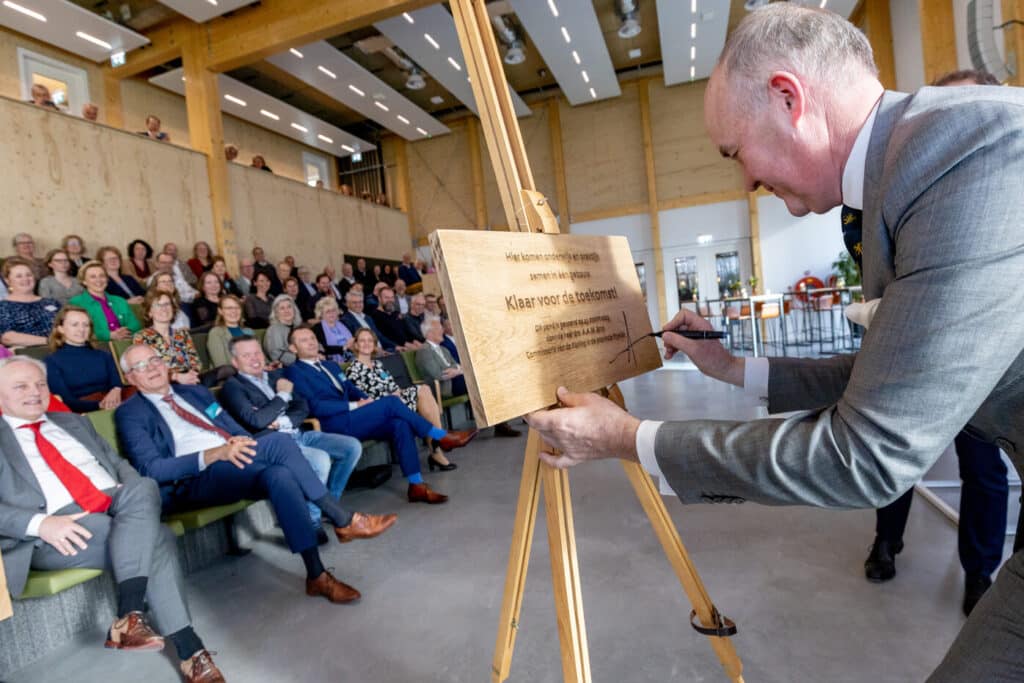 Commissaris van de Koning opent unieke schoollocatie officieel