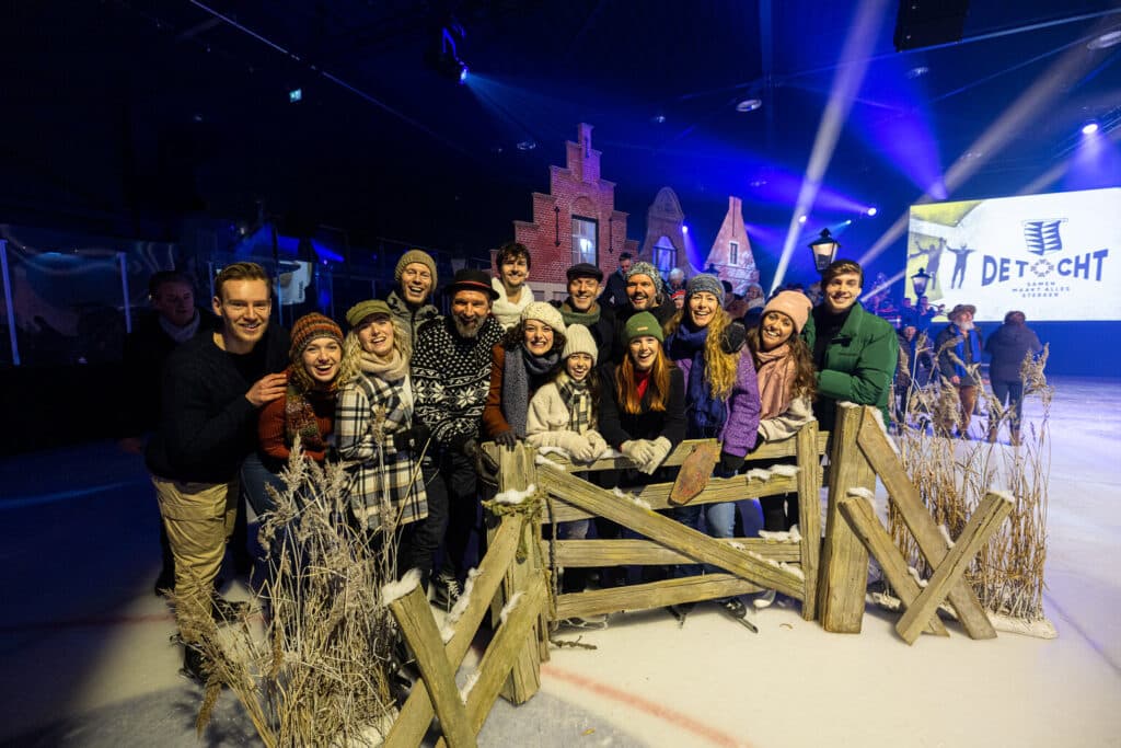 Cast Musical De Tocht schaatst 200 km Elfstedentocht in Elfstedenhal