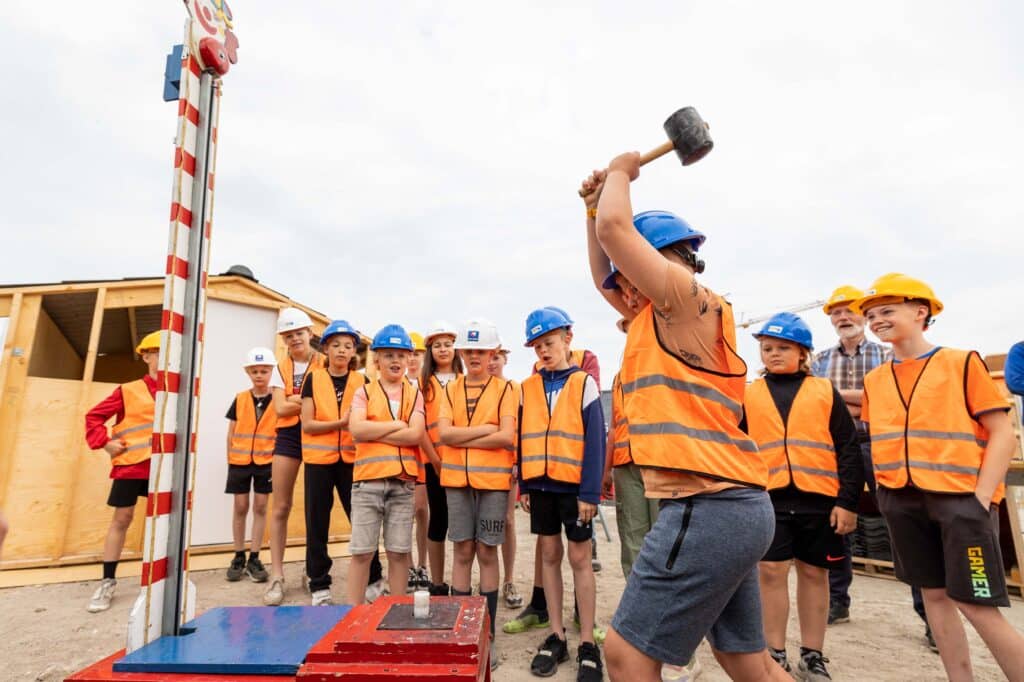 Opening kinderbouwplaats BouwBase op bouwplaats zwemcentrum De Welle