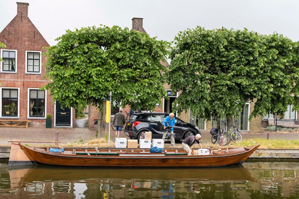 Unieke verhuizing per houten bok: VVV IJlst naar nieuwe bezoekerslocatie