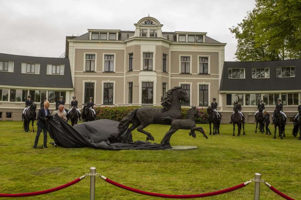 Beeld van Fries paard en veulen in voortuin Landgoed Lauswolt