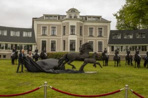 Beeld van Fries paard en veulen in voortuin Landgoed Lauswolt