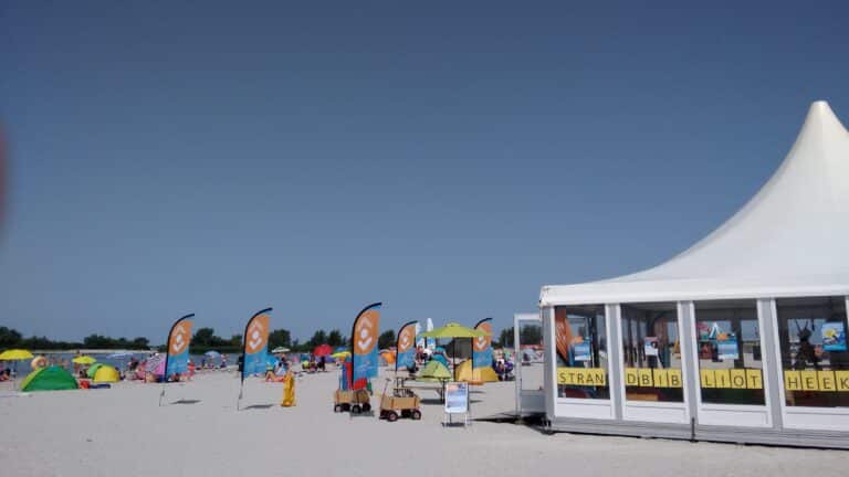 De enige Strandbibliotheek van Nederland is weer open