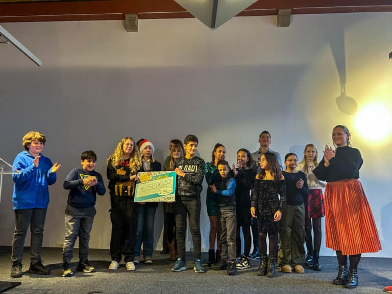 JCI Friesland's VAT 69 Reüniefeest Schenkt een cheque aan Stichting Weekendschool Baljée