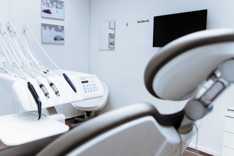 Er wordt geadviseerd om elk half jaar naar een tandarts te gaan en met bijna achttien miljoen mensen in Nederland zijn er om die reden ook veel tandartspraktijken.