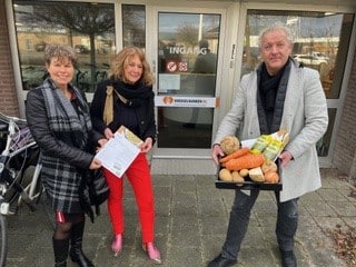 Rabobank, Fjild, Voedselbanken Friesland en MOES delen gezonde maaltijdpakketten uit in de regio voor mensen met een ‘lytse’ portemonnee