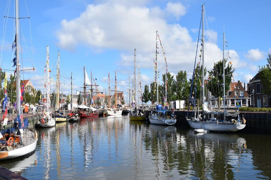 Bubble Barrier Harlingen vangt plasticvervuiling voordat het terecht komt in de Waddenzee