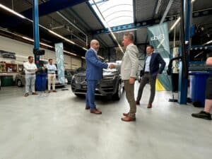 Studenten Firda leren technische snufjes van de allernieuwste hybride Volvo