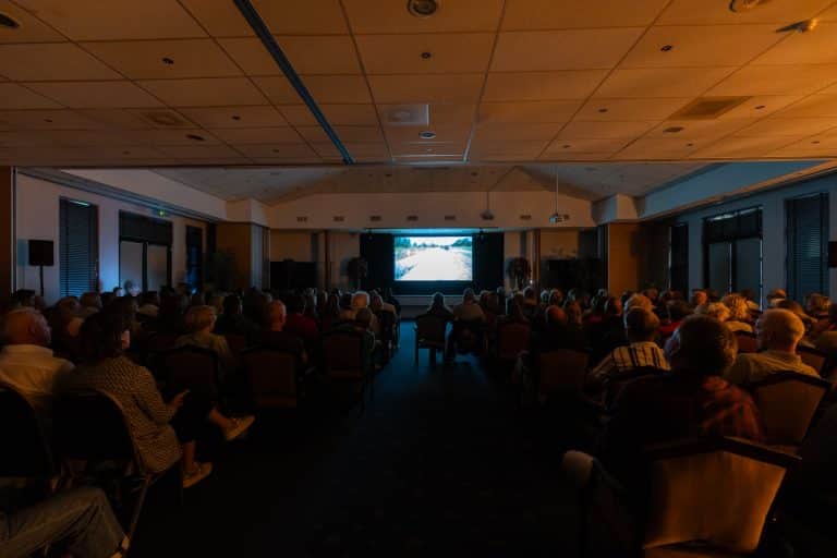 Zaal vol publiek bekijkt documentaire sociale voedseltuin