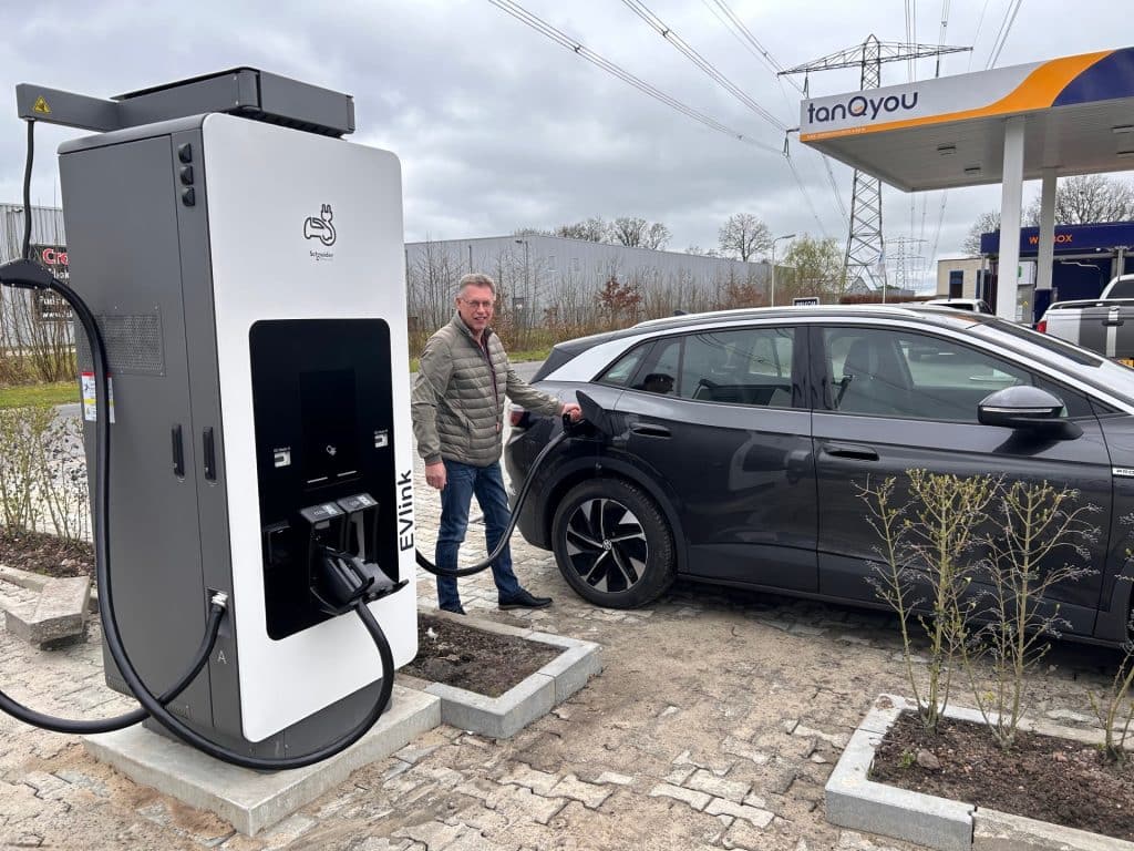 Bouma Technisch Installatiebedrijf opent 120 kW openbaar snellaadstation