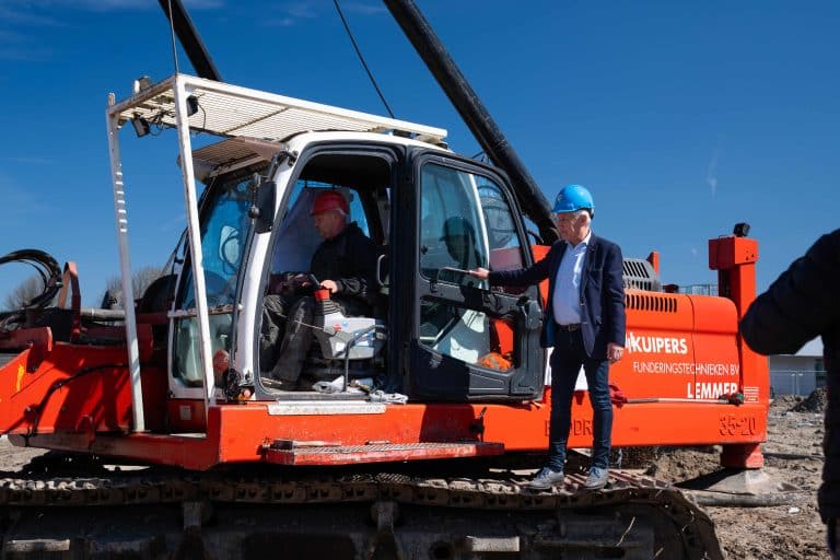 Van den Brug slaat eerste paal voor toekomstbestendige nieuwbouw in Drachten