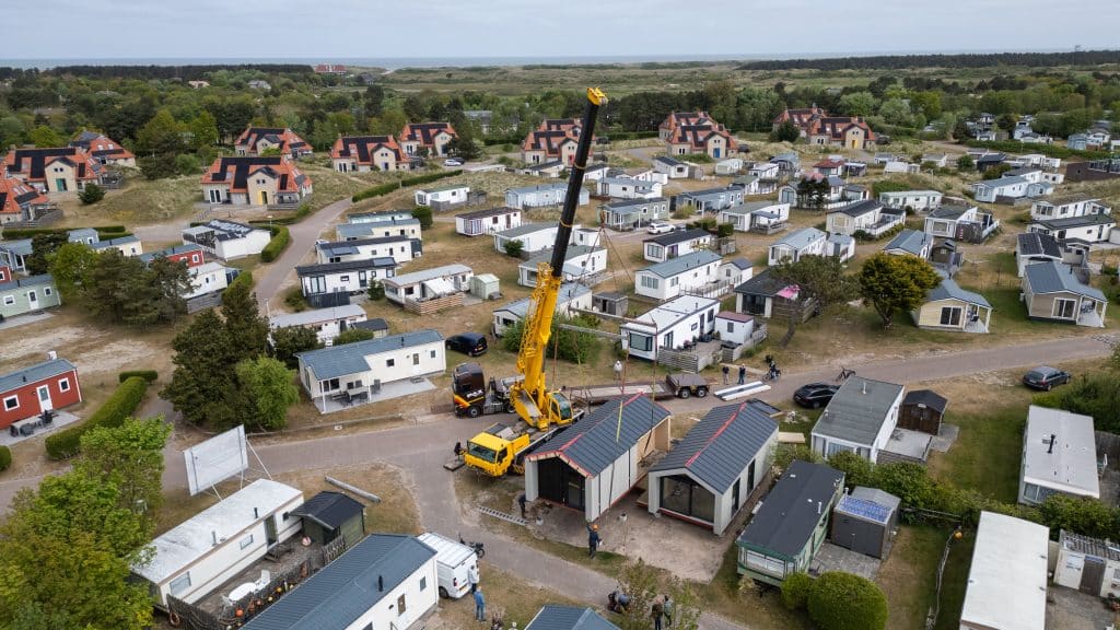 eerste ecolodge geplaatst op Ameland