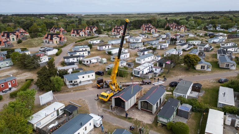 eerste ecolodge geplaatst op Ameland
