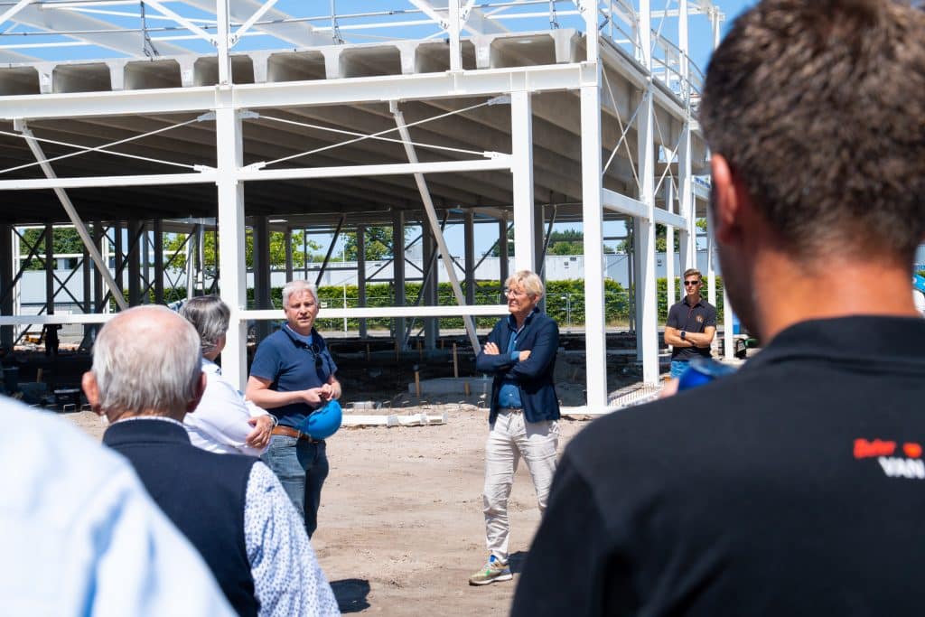 Van den Brug viert bereiken hoogste punt nieuwe locatie