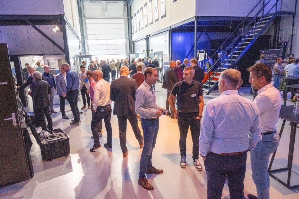 Gasten bezichtigen Titomics nieuwe vestiging in Heerenveen