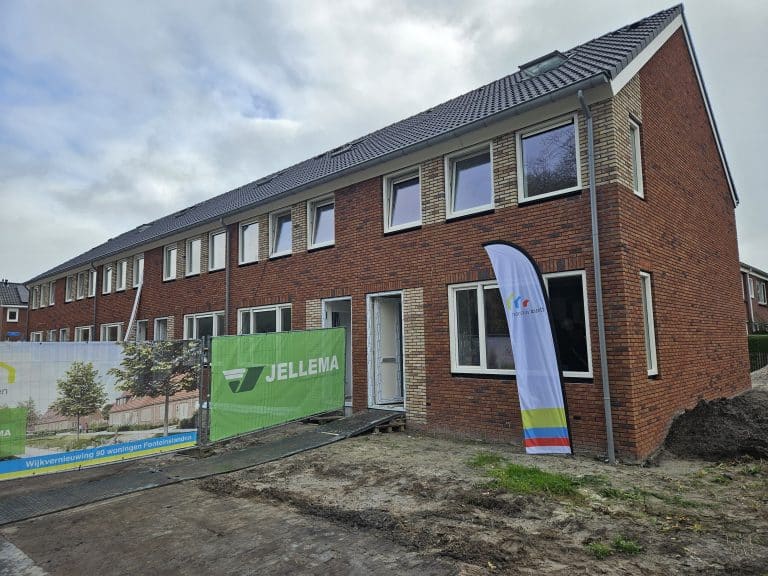 Vandaag vierde Thús Wonen een bijzondere mijlpaal: de feestelijke onthulling van de allereerste thuisbatterij in een sociale huurwoning. De primeur vond plaats aan de Liudgerleane in de woonwijk Fonteinslanden in Dokkum. In deze wijk realiseert Thus Wonen een nieuwbouwproject waar 90 woningen worden gebouwd in twee fasen. In de eerste fase bouwt de corporatie 34 woningen aan de Liudgerleane, de Titus Brandsmastrjitte en de Festus Hommiusstraat. De 34 nieuwe woningen van fase 1 krijgen als onderdeel van de duurzame energievoorziening een innovatieve thuisbatterij. De nieuwbouwwoningen zijn volledig gasloos en uitgerust met een warmtepomp, zonnepanelen én een thuisbatterij met een vermogen van 5 kWh. De thuisbatterij slaat de opgewekte zonnestroom op, waardoor de bewoners ook op momenten zonder zon gebruik kunnen maken van hun eigen energie. Thús Wonen investeert in thuisbatterij voor lagere energiekosten Volgens Rienk van der Meulen, directeur-bestuurder van Thús Wonen is de komst van de thuisbatterij een geweldige stap voorwaarts. “We zijn er trots op dat we als relatief kleine corporatie durven te investeren in dit soort vernieuwende oplossingen. We doen dit omdat het onze huurders direct helpt om prettig te wonen én het energieverbruik laag te houden. Dankzij de thuisbatterij kunnen zij hun eigen zonnestroom optimaal gebruiken en ook in de toekomst rekenen op lagere energiekosten.” Blije bewoners De vaste partner van Thús Wonen voor zonnestroom en opslag is Wocozon. "Samen met woningcorporaties zoeken we naar slimme duurzame energie-oplossingen met als doel veel blije bewoners. Dankzij de combinatie van zonnepanelen met een thuisbatterij hebben ook bewoners in de sociale sector goedkopere stroom en kunnen ze blijven meedoen aan de energietransitie.” zegt Raymond van Hooft, Algemeen Directeur van Wocozon, enthousiast. Toekomstbestendig wonen in Fonteinslanden De nieuwe woningen in de wijk Fonteinslanden worden de komende maanden opgeleverd. In december 2025 zijn de eerste woningen klaar voor verhuur. De laatste woningen van de eerste fase worden in februari 2026 verhuurd. Later dit jaar organiseren Thús Wonen en Wocozon een informatiebijeenkomst, waarin bewoners uitleg krijgen over het gebruik van de thuisbatterij en het kiezen van een passend energiecontract. Met de inzet van thuisbatterijen wil Thús Wonen ervaring opdoen met slim energiebeheer, als onderdeel van haar strategie om woningen toekomstbestendig en duurzaam te maken, zodat huurders fijn en betaalbaar kunnen blijven wonen.