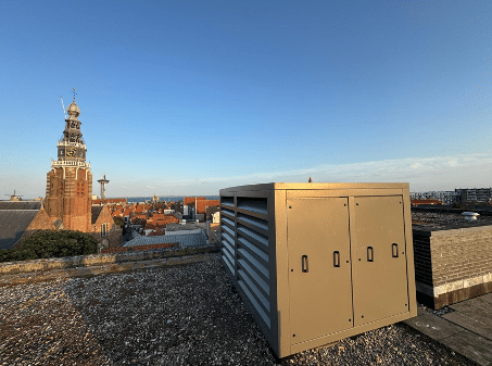 Akoestische omkasting bij retailer voor 4 buitenunits, ruggelings geplaatst