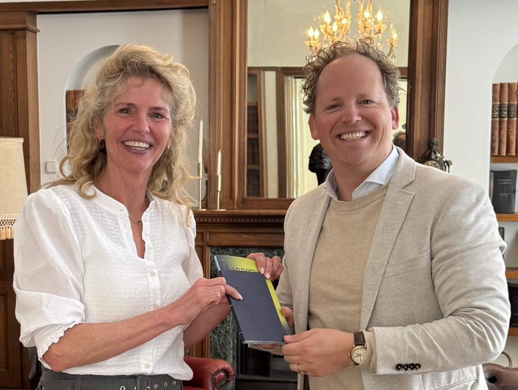 Eerste exemplaar nieuwe brochure Wierenga & De Graaf overhandigd aan wethouder Abel Reitsma